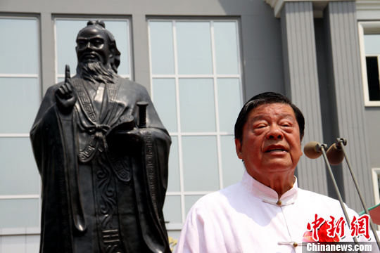 5月3日，在山西太原理工大学，香港孔子教育学院院长、世界儒商联合会会长、中国孔子文化奖得主汤恩佳先生再捐一座青铜孔子雕塑，并与青年学子探讨儒学和人生。中新社发 韦亮 摄