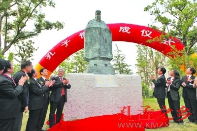 扬子晚报：《孔子像》落户南大仙林校区