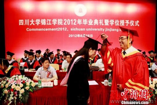毕业典礼流水授位校长一天合影2600张（图）