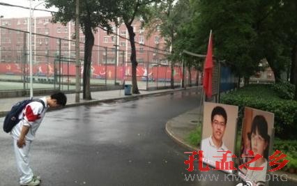 微博曝人大附中学生校内鞠躬“拜高考状元”引围观(图)