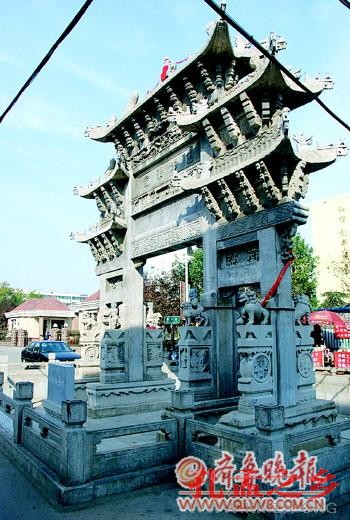 济宁“慈孝兼完”牌坊保护状况堪忧:隔离石墩被移