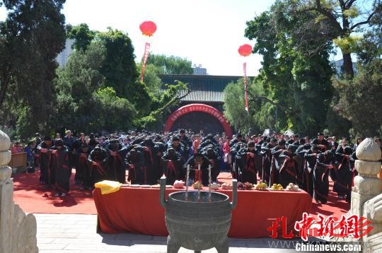 为了体现山西地域特色，祭孔活动组织者准备了面塑“三牲”。李新锁摄