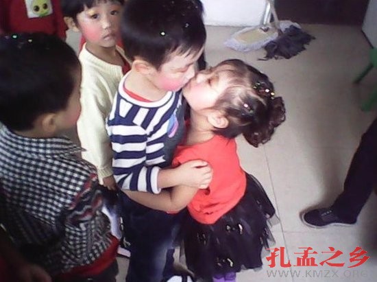 浙江温岭虐童教师被辞退 曾将幼童扔进垃圾桶