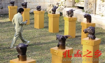 2012年10月30日，圆明园海晏堂，成龙走向摆放好的兽首。当日，成龙把他主导重塑的新十二生肖兽首捐赠给圆明园，市民以后可到此一睹十二生肖兽首的风采。