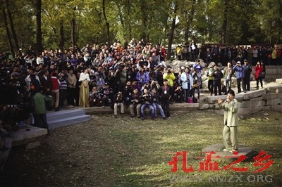 2012年10月30日，成龙在现场讲述重塑兽首过程。