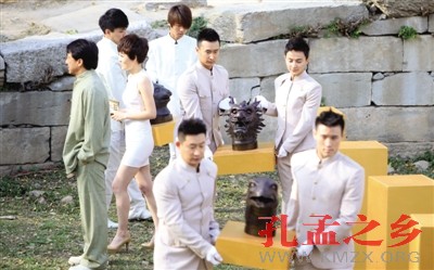 2012年10月30日，工作人员把十二生肖兽首抬进海晏堂。