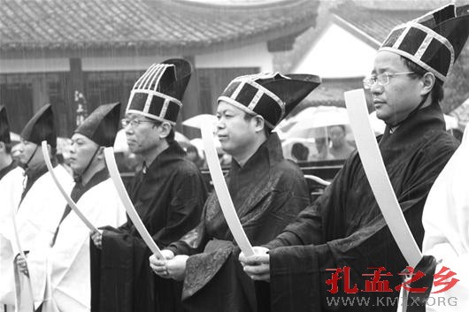 楚天金报讯 图为：雨中祭祀
