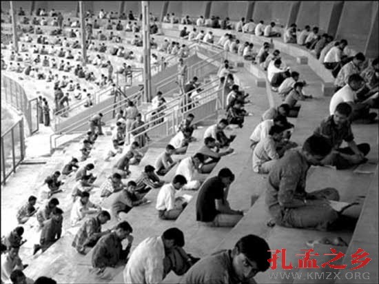 这是印度中央邦的年轻人在一个体育场里参加该邦警察系统的笔试
