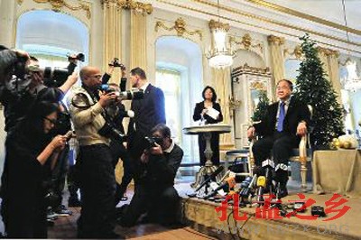 莫言在瑞典文学院举行新闻发布会 新华社发