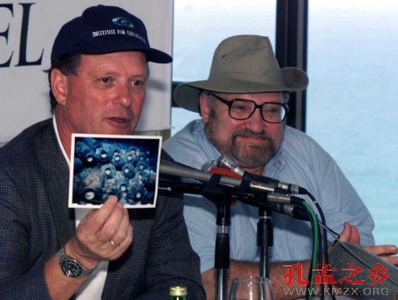“泰坦尼克”号沉船发现者罗伯特-巴拉德手里拿着一张展示在以色列沿岸发现的古代水壶的照片。公元前大约750年，这些水壶在一场风暴中被冲走。巴拉德声称发现了能够证明诺亚大洪水确有其事的证据