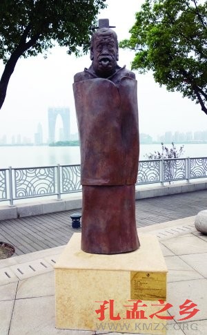 苏州金鸡湖畔这尊雕塑引网友吐槽，据了解，该雕塑名为“刚柔之道—老子像”