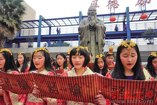 图说温州：树孔子铜像 诵经典名句