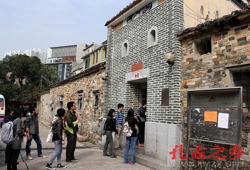 1月26日，考察团成员在香港元朗屏山文物径上璋围参观考察。新华社记者李鹏摄