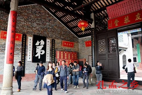 1月26日，考察团成员在香港元朗厦村邓氏宗祠参观考察。新华社记者李鹏摄