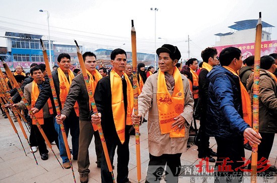 广西孔子后裔参加祭孔典礼。记者 甘宁摄
