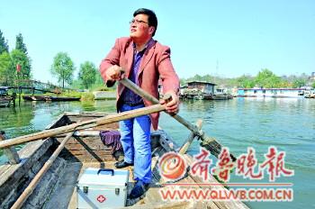 张波驾船行医。(资料片)