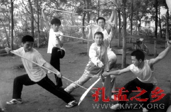 　　马玉亭与弟子习练查拳