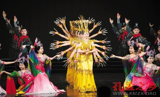 3月21日，参加俄罗斯“中国旅游年”开幕式晚会的演员在位于首都莫斯科的克里姆林宫剧院彩排。这台晚会以“美丽中国”为主题，将于3月22日晚正式上演。