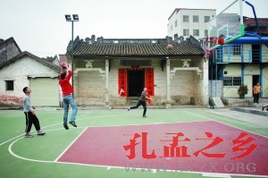 如今的“圣裔宗祠”门前建成了一个篮球场，在这种古代宗祠与现代运动的鲜明对比中，我们能清晰地感受到历史的脉搏。