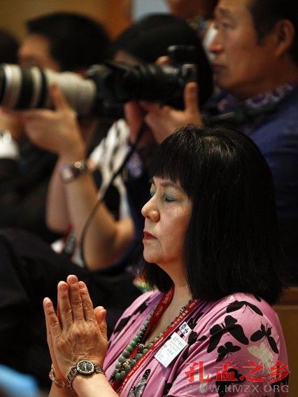 6日，星云大师在博鳌亚洲论坛上和凤凰卫视董事局主席刘长乐对谈“诚信的力量”，图为一名与会代表双手合十听星云大师发言。中新社发 张浩 摄 