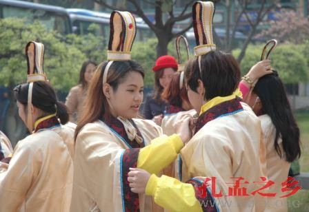 华裔青少年山东孔子故里寻根穿汉服习六艺