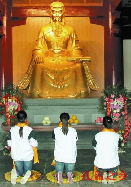 千余学子拜“许圣”
