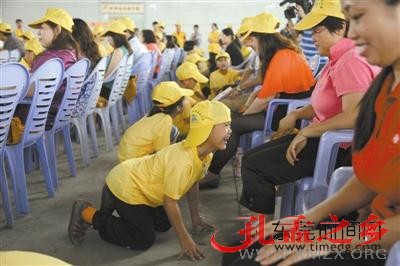 学生们跪拜父母，答谢父母恩 本版图片均由东莞时报记者 周天宝 摄