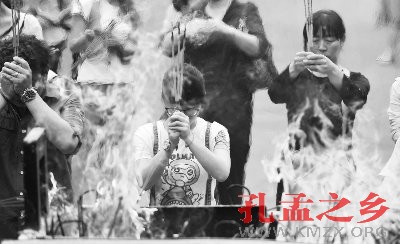 雍和宫孔庙内香火鼎盛 考生和家长忙高考祈福