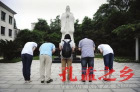 6月7日，望城一中，几名考生考完语文后，集体来孔子雕像前祈福。　图/记者杨旭