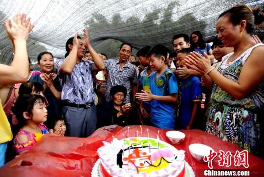 世界最长寿老人116岁生日宴：现在五世同堂(图)