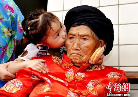 世界最长寿老人116岁生日宴：现在五世同堂（图）