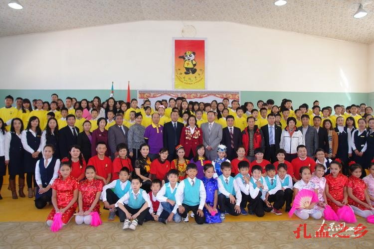 旅蒙华侨蒙中友谊学校6年级学生表演《扇子舞》。