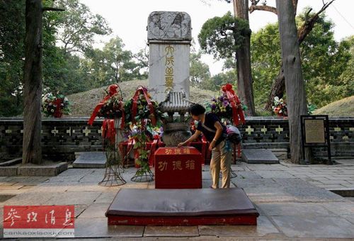 一名游客在曲阜孔林
