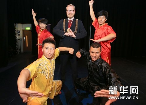 伦敦中医孔子学院向外国学生介绍中华传统文化