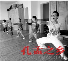 杭州私塾早起拜孔子上课用四书五经 学费4万/年