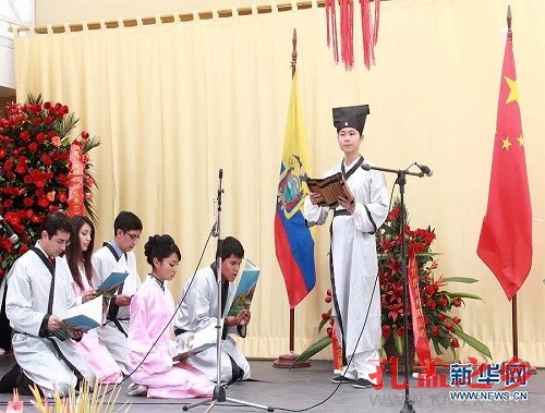 赤道之国再掀汉语“热”老外穿汉服跪地诵中文