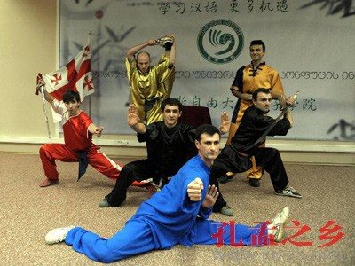 格鲁吉亚学生在当地孔子学院开幕仪式上表演武术