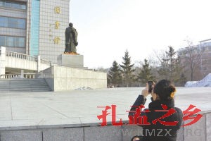 吉林师范大学学生祭拜孔子像 祈祷考试不挂科 (图) 吉林师范大学学生祭拜孔子像 祈祷考试不挂科 (图)