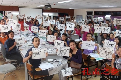 泰国一孔子学院迎马年本地汉语教师学画奔马图