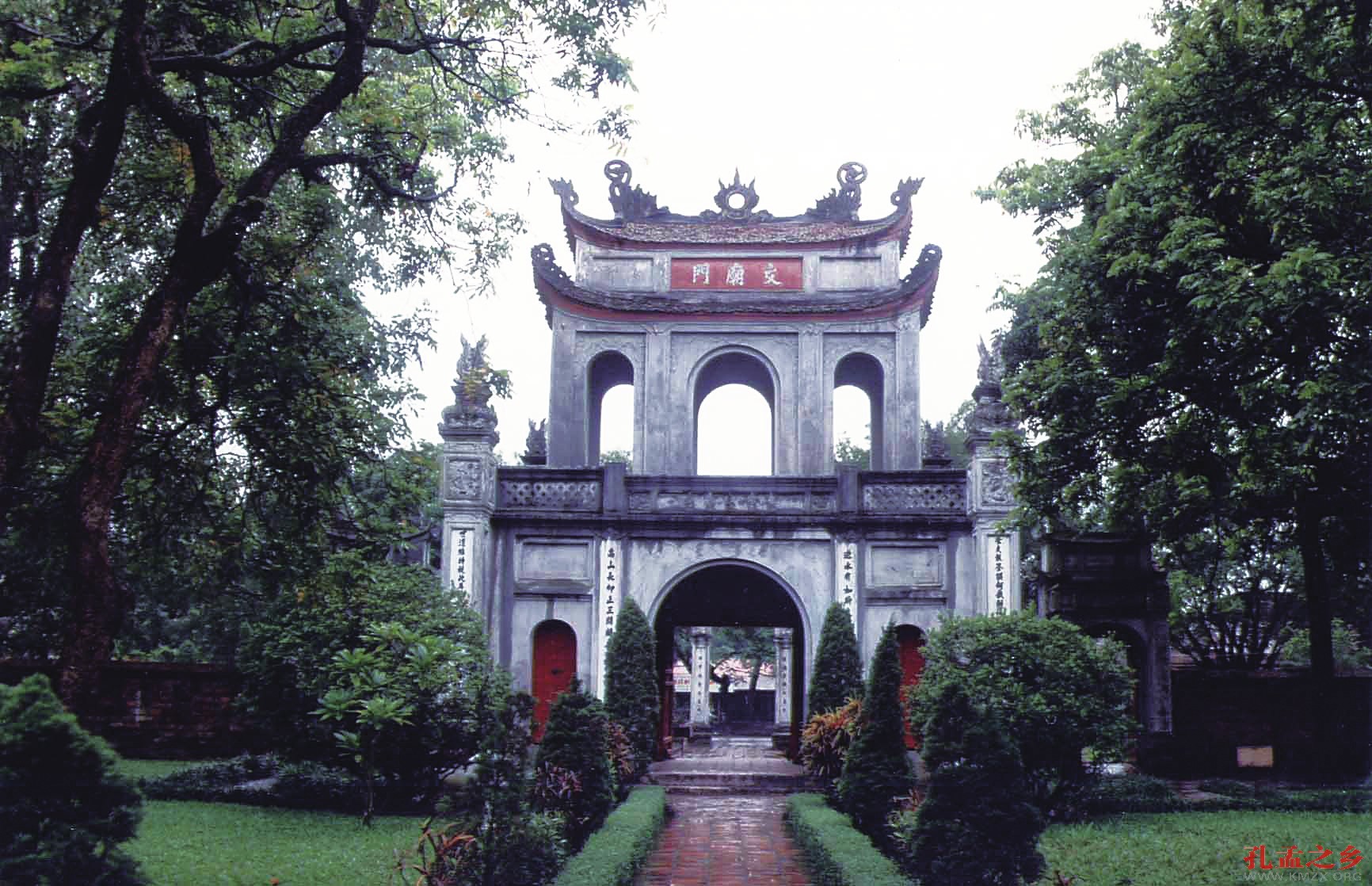 中国大陆、台湾和澳门地区都曾先后发行过多套孔子邮票，但出现孔子形象和孔庙建筑的外国邮票却屈指可数，以下是笔者所见的几种，与读者共享。