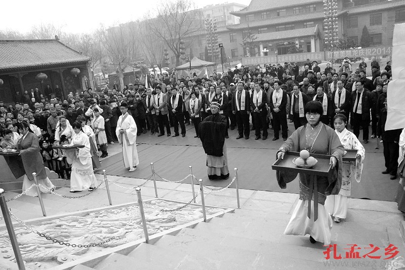 为纪念孔子逝世2493周年，弘扬中华民族传统文化，3月17日上午，来自邢台各界的人士以及孔子的后人齐聚邢台文庙大成殿前，隆重祭拜孔子，礼敬先师。