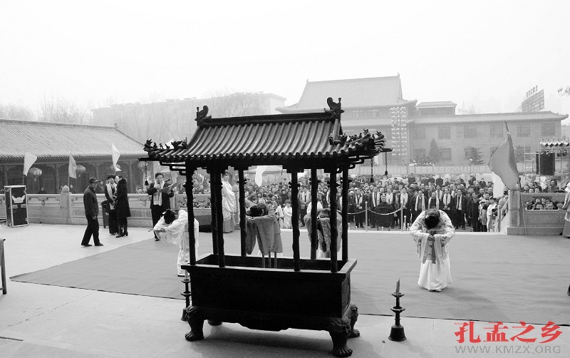 为纪念孔子逝世2493周年，弘扬中华民族传统文化，3月17日上午，来自邢台各界的人士以及孔子的后人齐聚邢台文庙大成殿前，隆重祭拜孔子，礼敬先师。