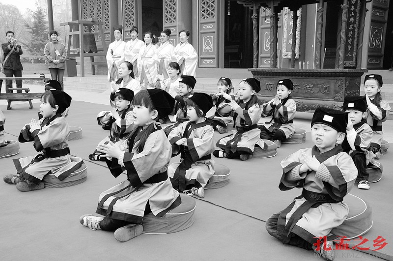 为纪念孔子逝世2493周年，弘扬中华民族传统文化，3月17日上午，来自邢台各界的人士以及孔子的后人齐聚邢台文庙大成殿前，隆重祭拜孔子，礼敬先师。