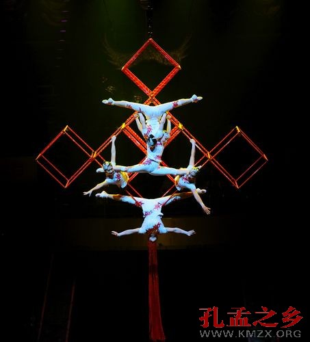 沈阳军区前进杂技团《中国结空中技巧》