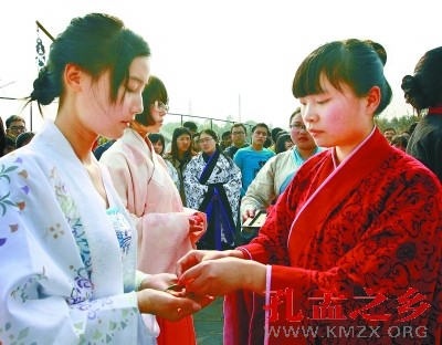 3月16日，主祭为学生簪花。当天，湖南中医药大学社团联合会在含浦校区举办花朝节活动，学生们身着汉服，遵循古礼祭祀花神，传承古典文化。