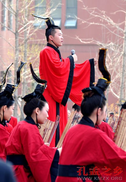 学生在高声诵读论语