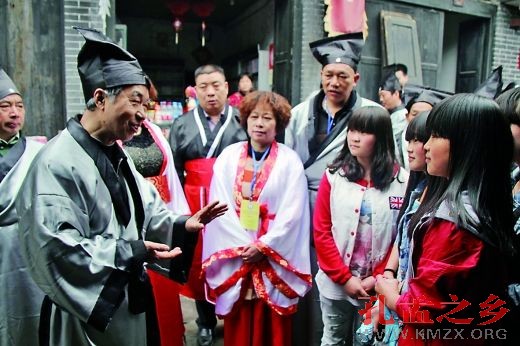 上万外地人涌进松溉古镇BR/宗祠祭祖、后裔祭孔、吃家族宴……