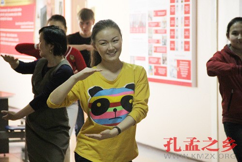 卡拉干达国立技术大学孔子学院掀起“太极热”