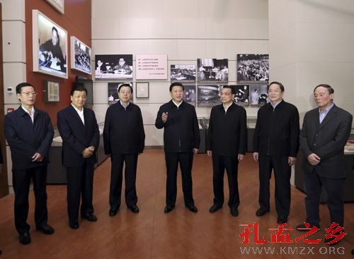 在十八大后常委的第一次集体参观时，五人穿夹克，两人穿西装，穿西装的两人也都选择衬衣第一粒扣子敞开，不打领带。
