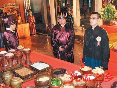 祭祀仪式中的孔垂长。(资料图)